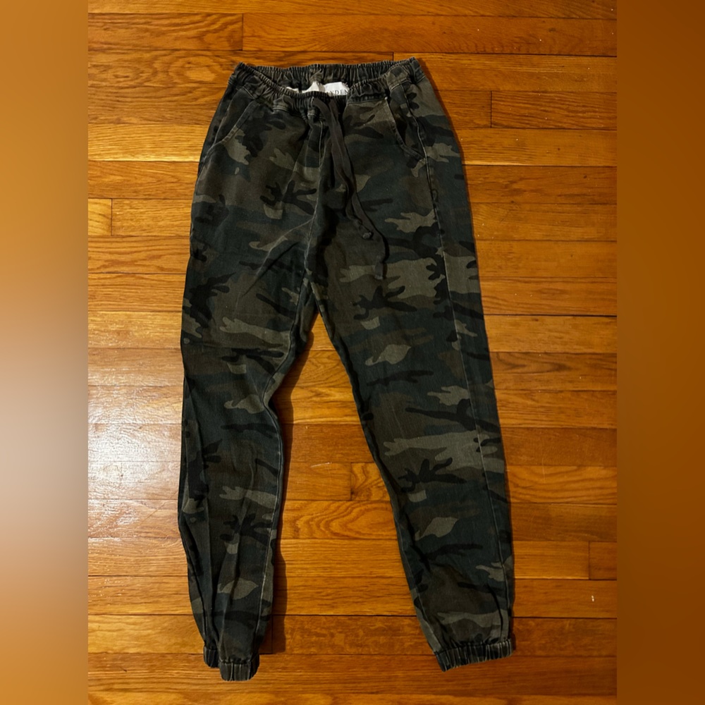Hayden Dark green camo joggers